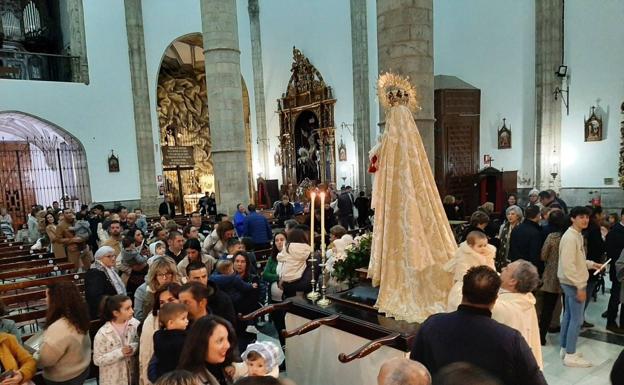 Los niños bautizados en los tres últimos años han sido pasados por el manto de la Candelaria