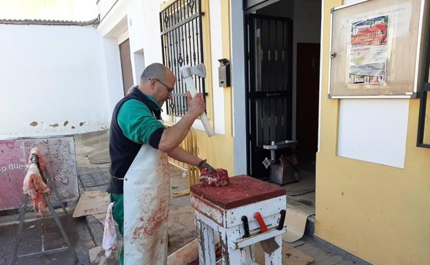 Desde bien temprano se celebra en Vistahermosa la matanza de la Aasociación gastronómica Gloria
