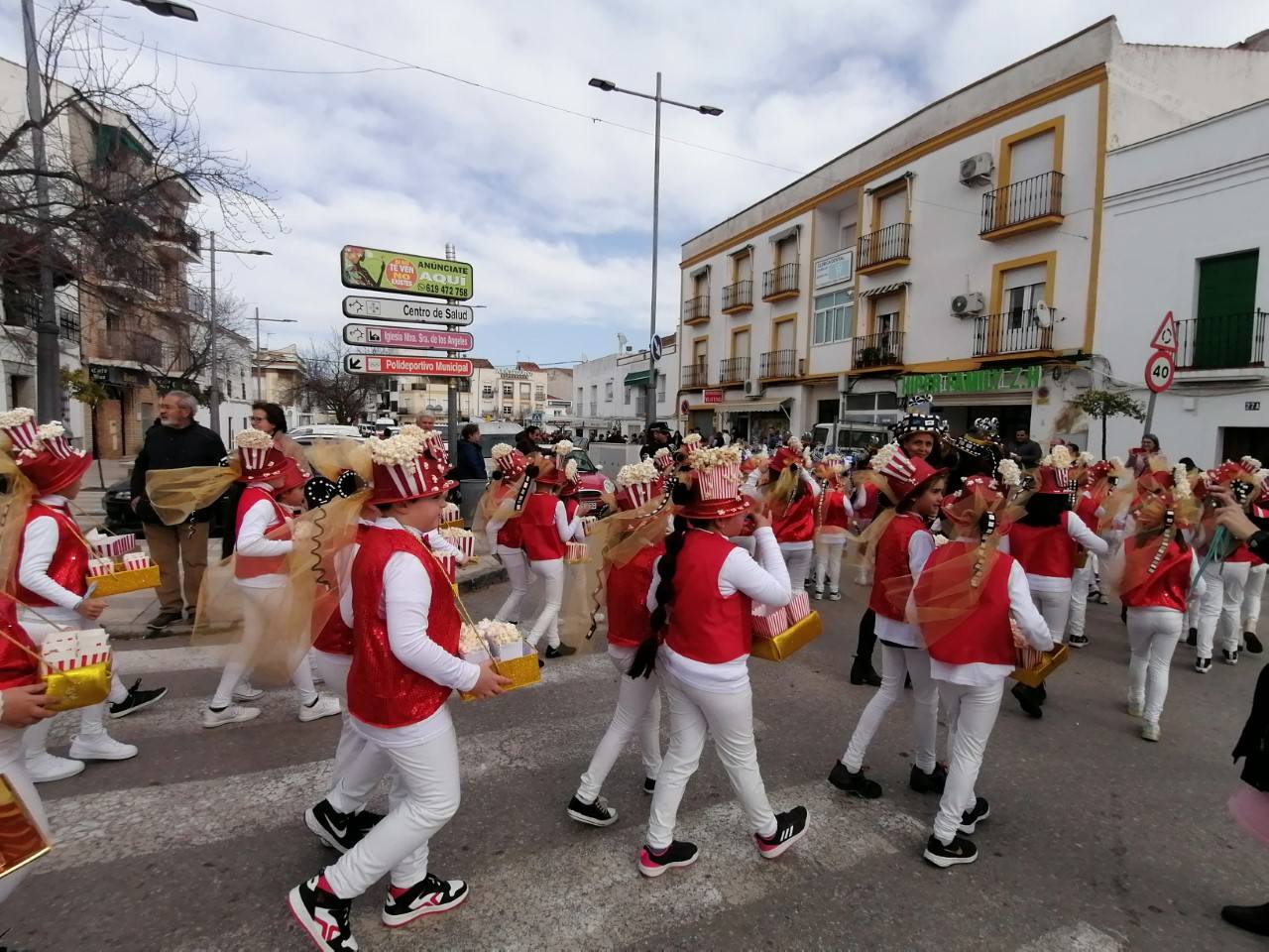 Los tres colegios y las guarderias de Los Santos desfilan juntos poniendo todo el color al Carnaval