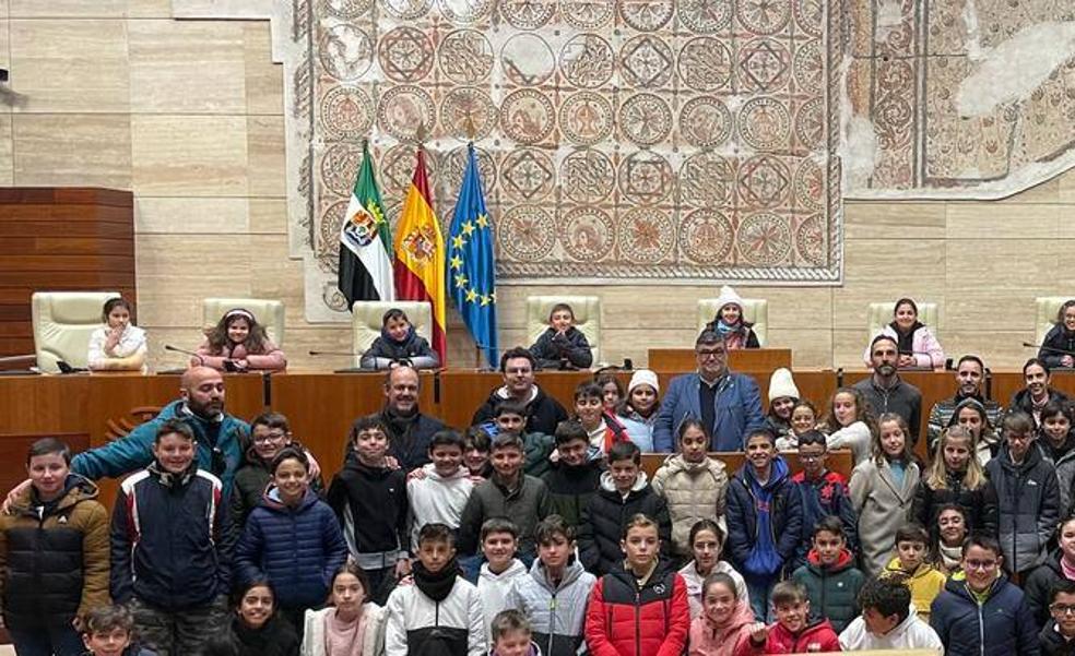 El Ayuntamiento enseña la asamblea de Extremadura y el Teatro Romano a los 77 alumnos de quinto de primaria de la localidad