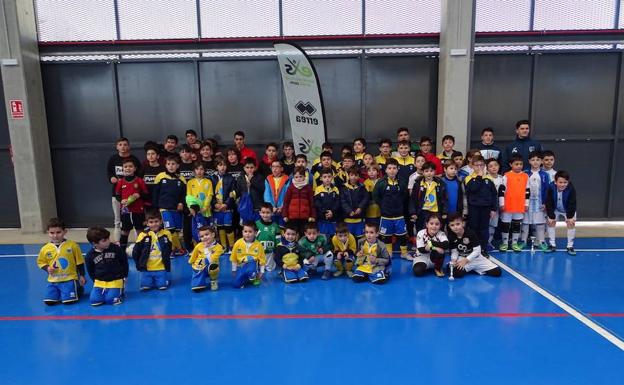 Unos 90 niños participaron en el Primer Torneo Solidario de Navidad de Fútbol Sala en Malpartida de Cáceres