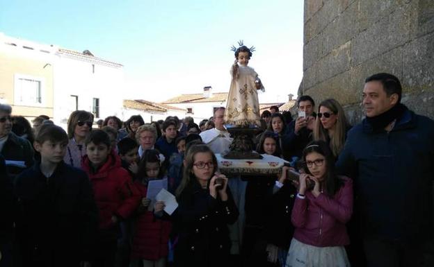 Los más pequeños de Malpartida de Cáceres sacaron en procesión, una vez más, al Niño Jesús de la Bola