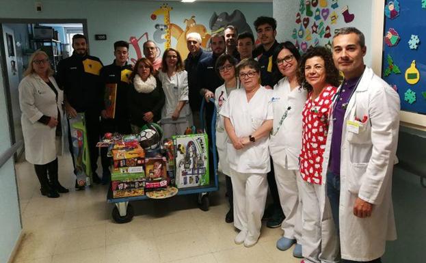 El C. P. Malpartida/Electrocash alegra las navidades a los niños ingresados en el Materno Infantil del San Pedro de Alcántara