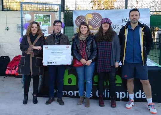 A.D. Pádel Los Barruecos recaudó 750 euros para el recreo del colegio 'Los Arcos'