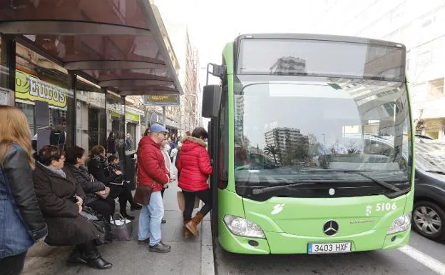 Autobús de la línea 2, de Galarza a Aldea Moret, que roza el millón de viajeros. /lorenzo cordero