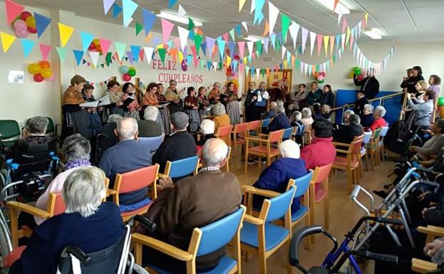 La residencia Santa Ana celebra su aniversario con una gran fiesta de cumpleaños