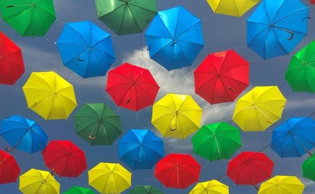 La Plaza Mayor vuelve a lucir sus famosos paraguas de colores