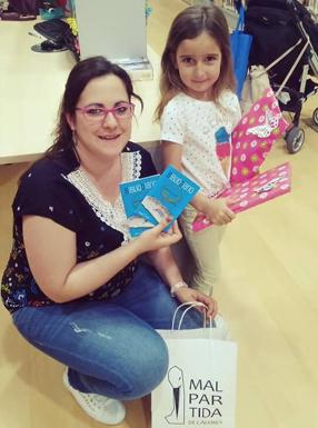 La pequeña lectora Irina Domínguez Ferrer recibe el premio por completar dos Bibliodiarios