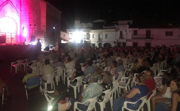 La copla de Pilar Boyero pone fin a las Veladas del Carmen