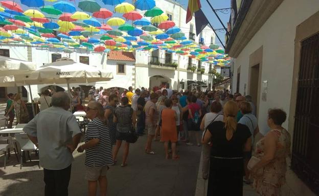 Unos 150 vecinos de Malpartida de Cáceres se reúnen en la Plaza Mayor para apoyar al alcalde