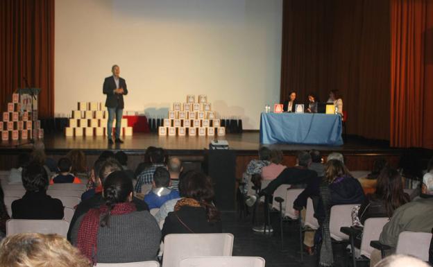 El Ayuntamiento y los negocios adscritos al Plan de Emprendimiento 'En Malpartida' se reúnen para hacer balance del primer año del proyecto