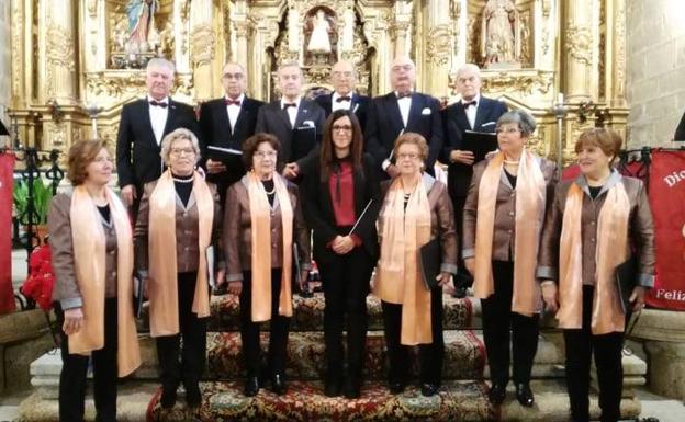 La Coral Manantíos ha ofrecido un recital de villancicos tras la misa