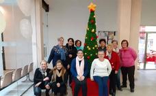 Un original árbol de navidad se expone en la Casa de Cultura de Malpartida de Cáceres