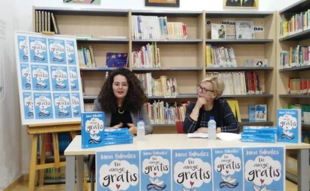 Inma Rubiales presentó 'Un amigo gratis' en la biblioteca 'Nacha'