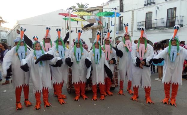 'Los cuaitantos' y 'Alicia en Malpartida' ganan el pasacalles de comparsas