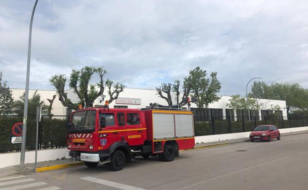 El SEPEI de Diputación de Cáceres estuvo ayer realizando labores de desinfección en los centros de mayores