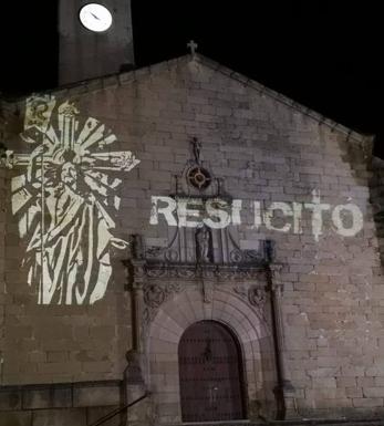 Malpartida de Cáceres ha proyectado su Semana Santa en los muros de la iglesia