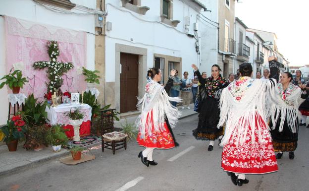 El próximo domingo, Malpartida de Cáceres celebrará las Cruces de Mayo en casa