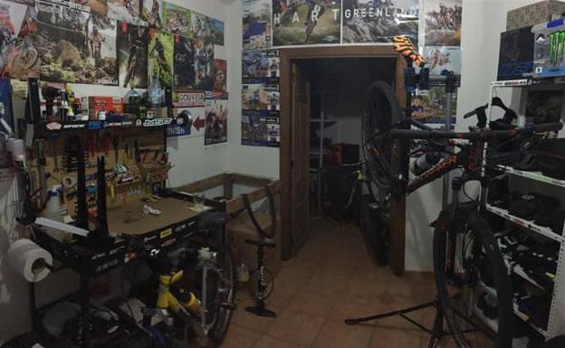 El vecino de Malpartida de Cáceres Álvaro Fernández se ofrece para reparar bicicletas gratis