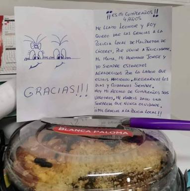 Una pequeña de 4 años agradece el regalo recibido por la Policía Local de Malpartida de Cáceres en su cumpleaños