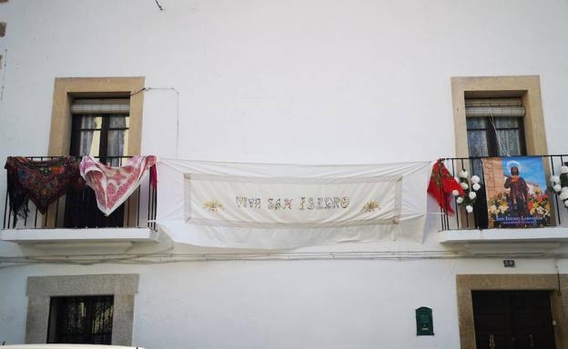 Las ventanas de Malpartida se llenan de pañuelos en honor a San Isidro