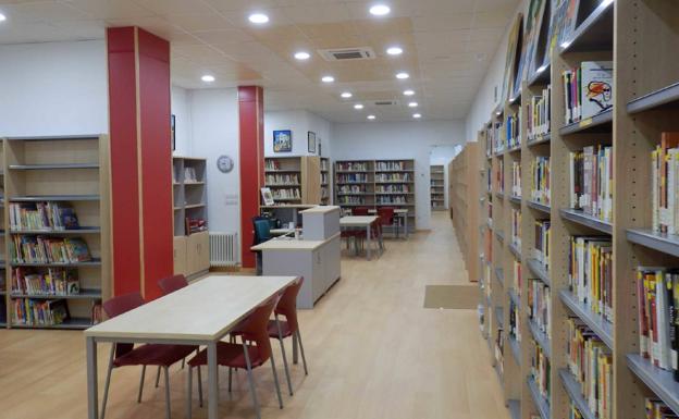 La biblioteca abre sus puertas solo con el servicio de préstamos y devolución de libros