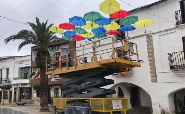 La Plaza Mayor volverá a lucir sus famosos paraguas de colores