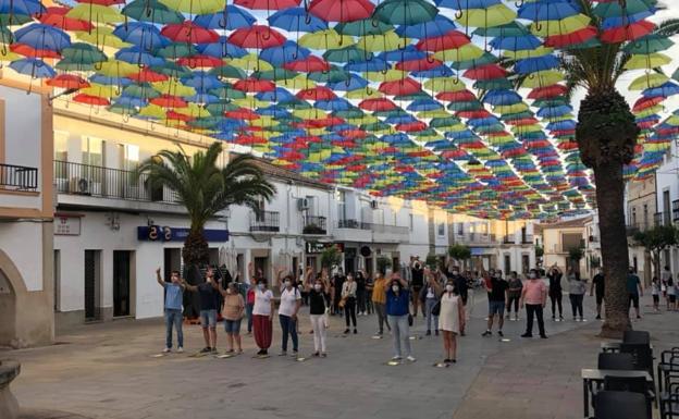 El Ayuntamiento de Malpartida de Cáceres graba un spot con los empresarios locales para fomentar el consumo