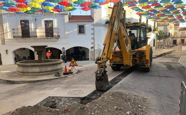 Corte de agua en la parte alta de la Plaza Mayor por la obra de la calle Pintores