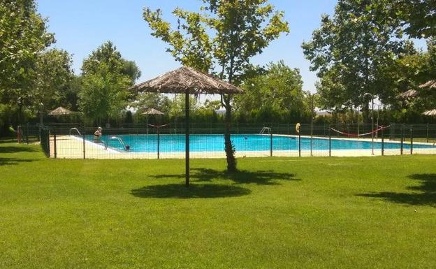 Los usuarios de la piscina comparten ideas de seguridad con el Ayuntamiento