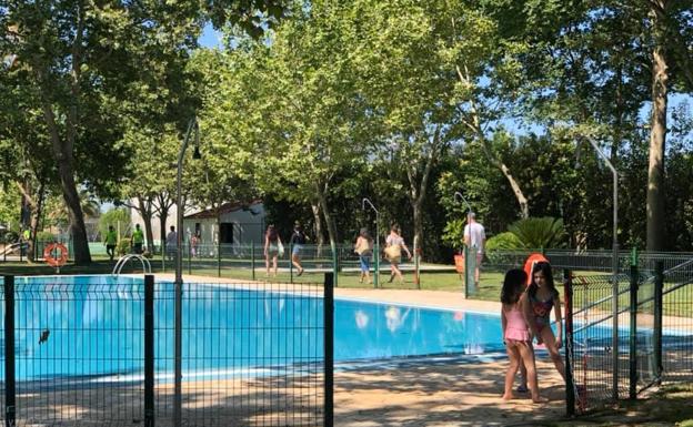 El Ayuntamiento abre todos los baños de la piscina para evitar colas