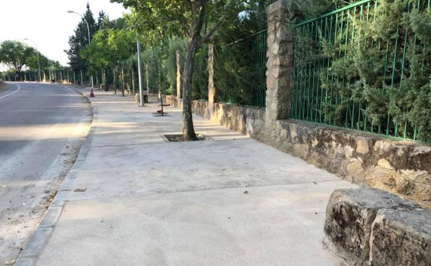 Siguen las obras de ampliación del camino peatonal de Los Barruecos