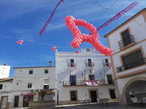 La fachada de Ayuntamiento malpartideño se viste de rosa