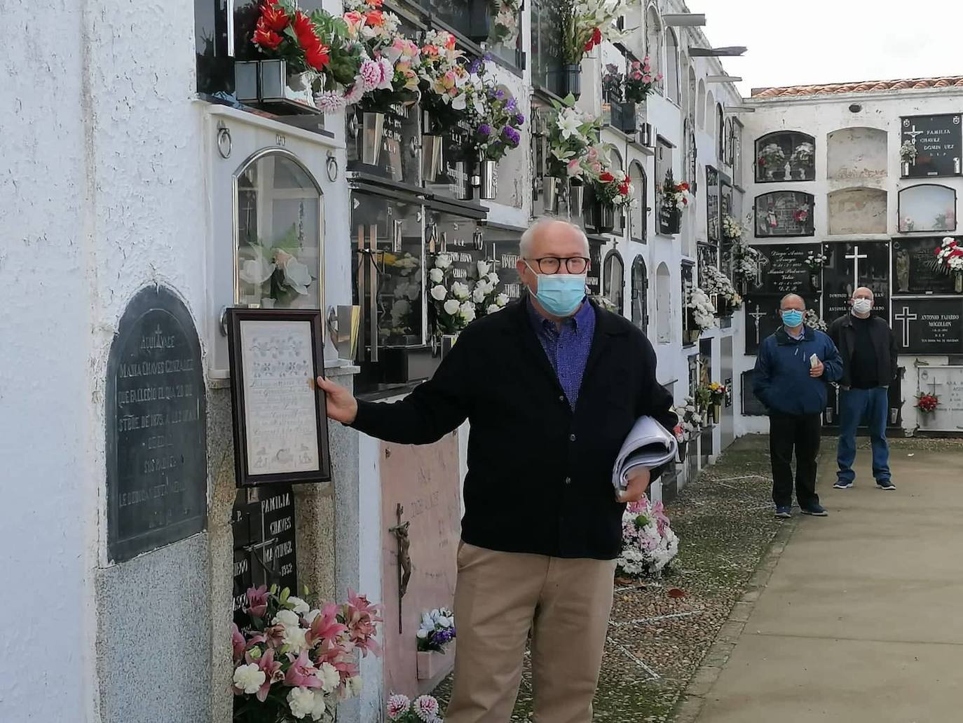 José Antonio Agúndez, cronista de Malpartida de Cáceres, guía la visita al cementerio de la Semana Espectral