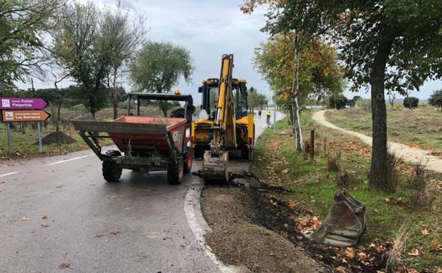 Siguen los trabajos en el camino peatonal hasta Los Barruecos