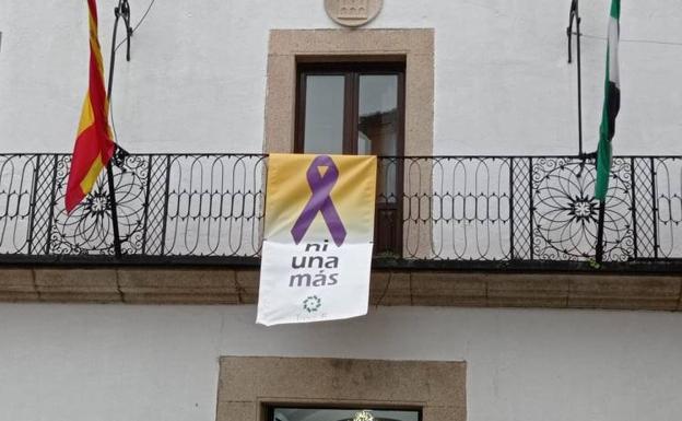 La fachada del Ayuntamiento luce el lazo morado por el Día Internacional de la Eliminación de la Violencia contra la Mujer