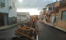 Ya se ha colocado la nueva tubería y restablecido el abastecimiento de agua en la calle El Brocense