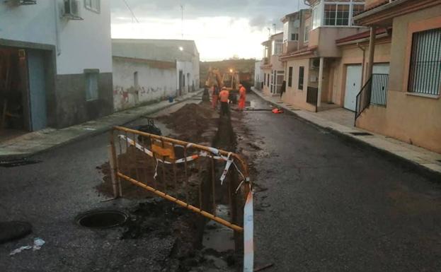 Ya se ha colocado la nueva tubería y restablecido el abastecimiento de agua en la calle El Brocense