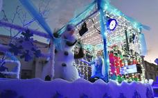 Elsa y Olaf llegaron con nieve para saludar a los más pequeños de la localidad