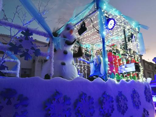 Elsa y Olaf llegaron con nieve para saludar a los más pequeños de la localidad