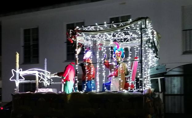 Los Reyes Magos recorrieron Malpartida de Cáceres repartiendo los regalos a domicilio