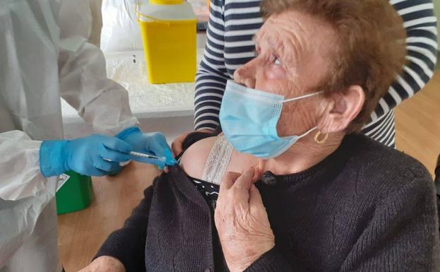 Residentes, usuarios del centro de día y trabajadores de la residencia reciben la segunda dosis de la vacuna