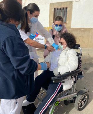 Mayores de 80 años con grado 3 y con alta dependencia han recibido la primera dosis de la vacuna