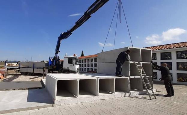 El ayuntamiento inicia las obras para construir 82 nichos nuevos en el cementerio municipal