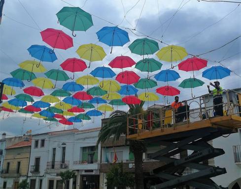 Los paraguas vuelven a la Plaza Mayor de Malpartida de Cáceres