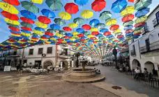 Vuelven los paraguas a la Plaza Mayor de Malpartida de Cáceres