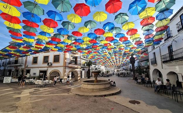 Vuelven los paraguas a la Plaza Mayor de Malpartida de Cáceres
