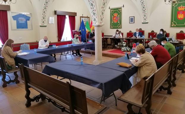 El Ayuntamiento celebra el pleno ordinario de mayo con la aprobación de la solicitud de cesión por parte del Ministerio de Fomento el tramo de carretera para el camino peatonal