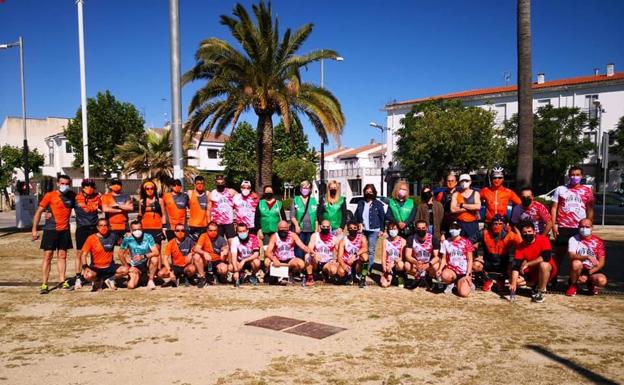 El Club de Atletismo Malpartida Los Barruecos recibieron el Testigo Solidario de manos de los Crazzy Runners