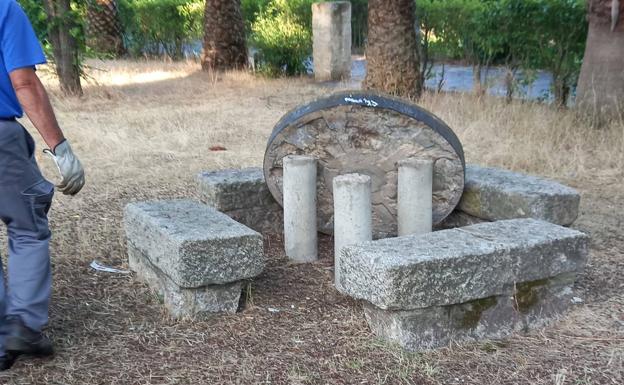 El Parque Municipal amanece con instalaciones rotas y basura esparcida